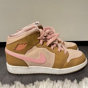 Air Joran Lola Bunny GG Mid's Womens 9.5